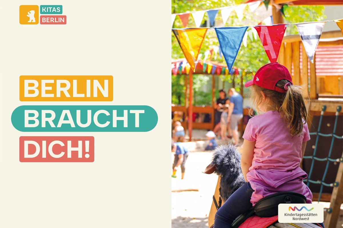 Kita Nordwest: Berlin Braucht Dich Kampagne. Auf dem Flyer sitz ein Kind auf einem Holzpferd im Außenbereich einer Kita.