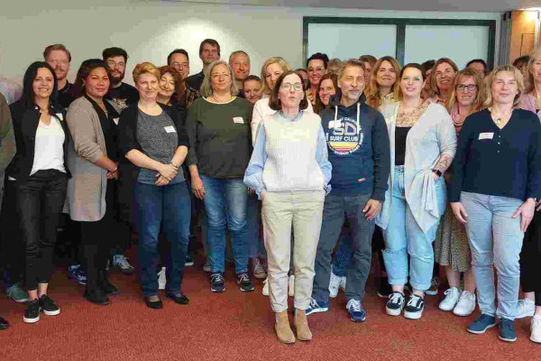 Gruppenfoto aller (stellvertretenden) Kita-Leitungen, die neu bei den Kindertagesstätten Nordwest angefangen haben.