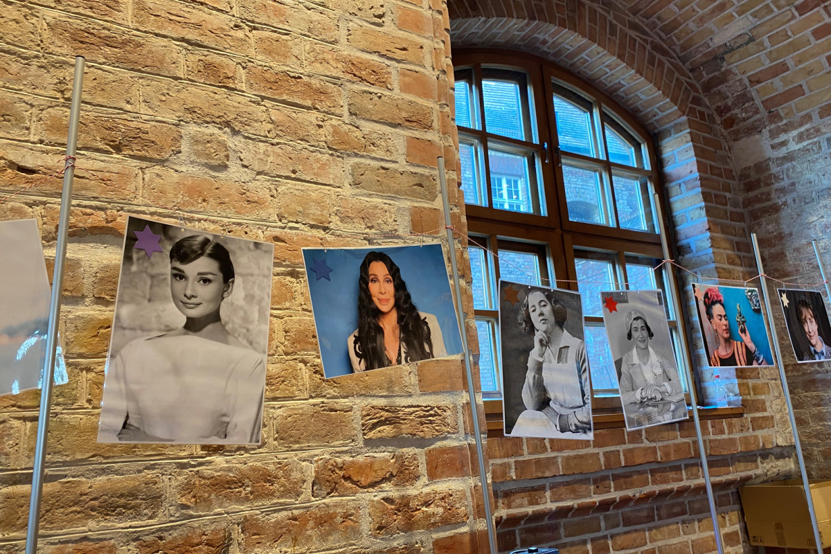Fotos von bedeutenden Frauen in der Kita-Landschaft