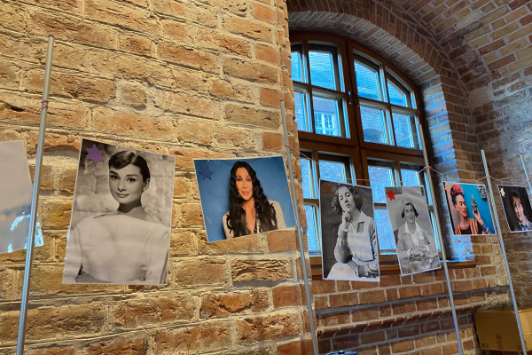Fotos von bedeutenden Frauen in der Kita-Landschaft