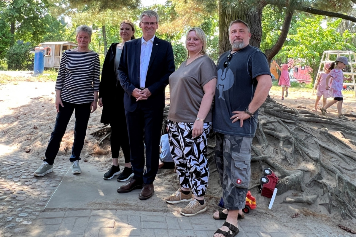 Gruppenfoto: Frau Robelski (Regionalleiterin), Frau Riemer (stellv. Kita-Leiterin), Herr Kleebank (MdB), Frau Friedebold (Erzieherin) und Herr Sluga (Elternvertreter)