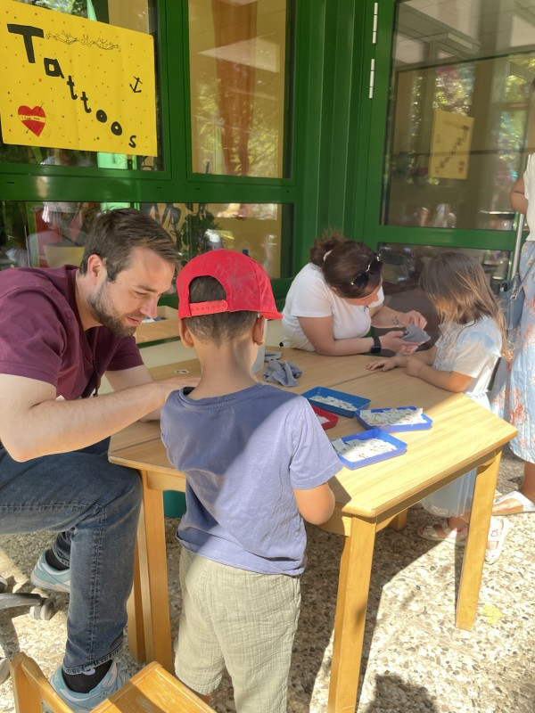 Tattoo-Station beim Kita-Jubiläum 
