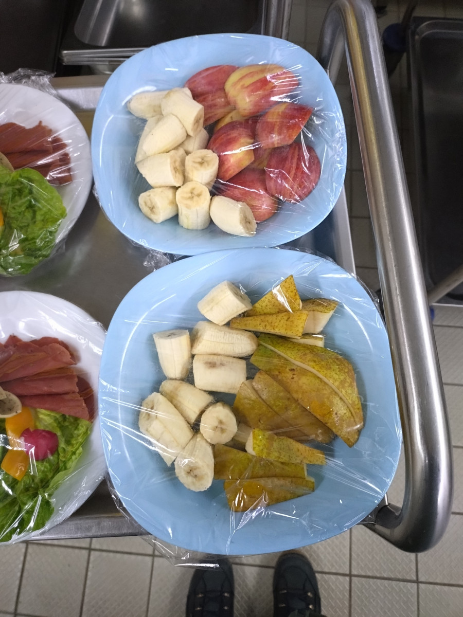 Bananen, Apfel und viele weitere Vitamine auf den Tellern für die Kita-Kinder