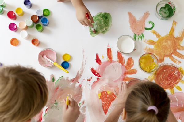 Kinderhände, die malen: Offene Arbeit