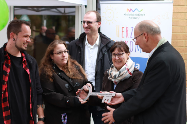 5 Personen bei der Schlüsselübergabe Kita Hoppetosse