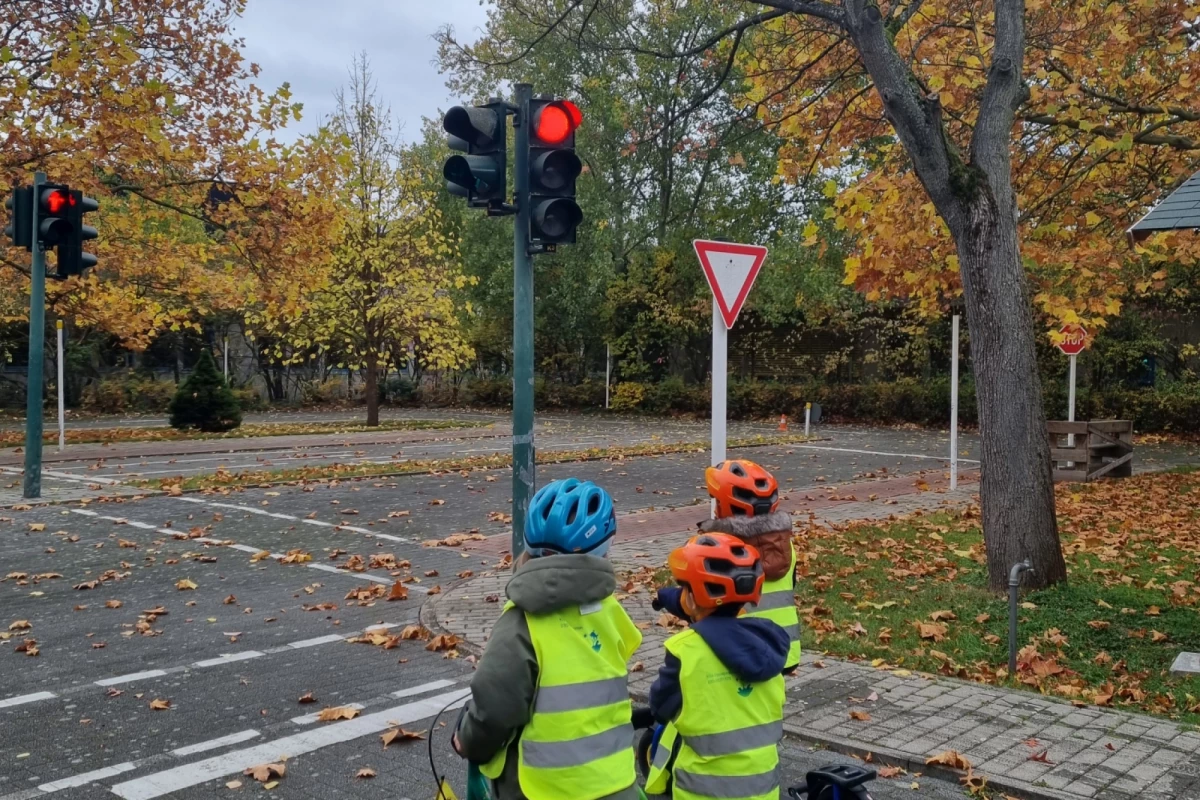 Die Kita Kinder stehen an der Ampel in der Jugendverkehrsschule Spandau