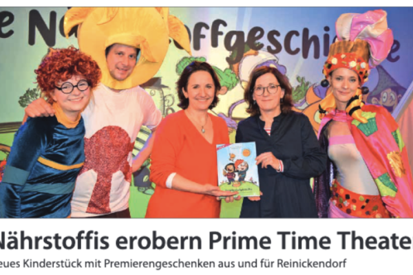 © Bildausschnitt aus Reinickendorfer Allgemeine Zeitung. Gruppenbild der Darsteller*innen und der Autorin