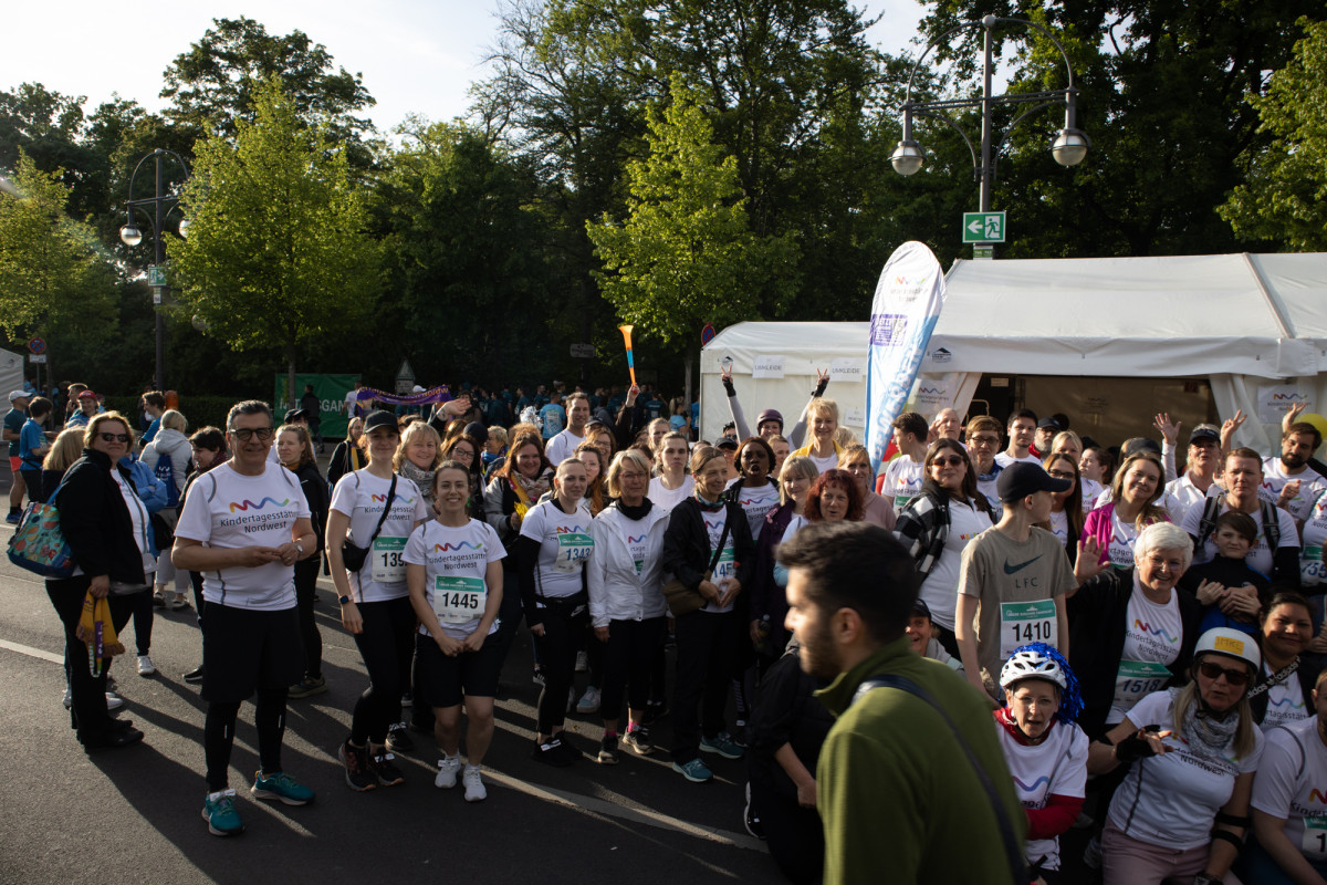 Gruppenfoto aller Teilnehmenden der Kindertagesstätten Nordwest am  IKK BB Berliner Firmenlauf.