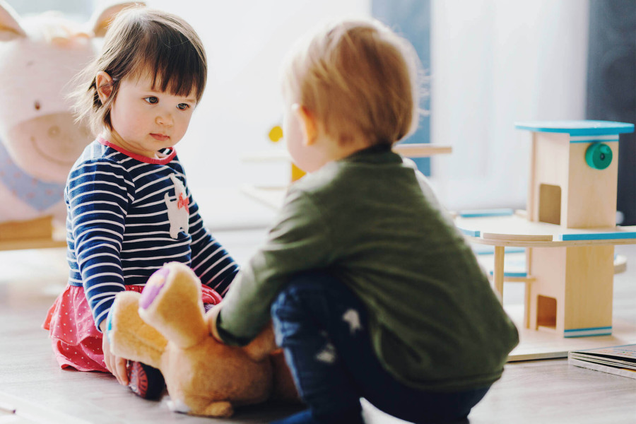 Zwei Kinder lernen miteinander zu interagieren