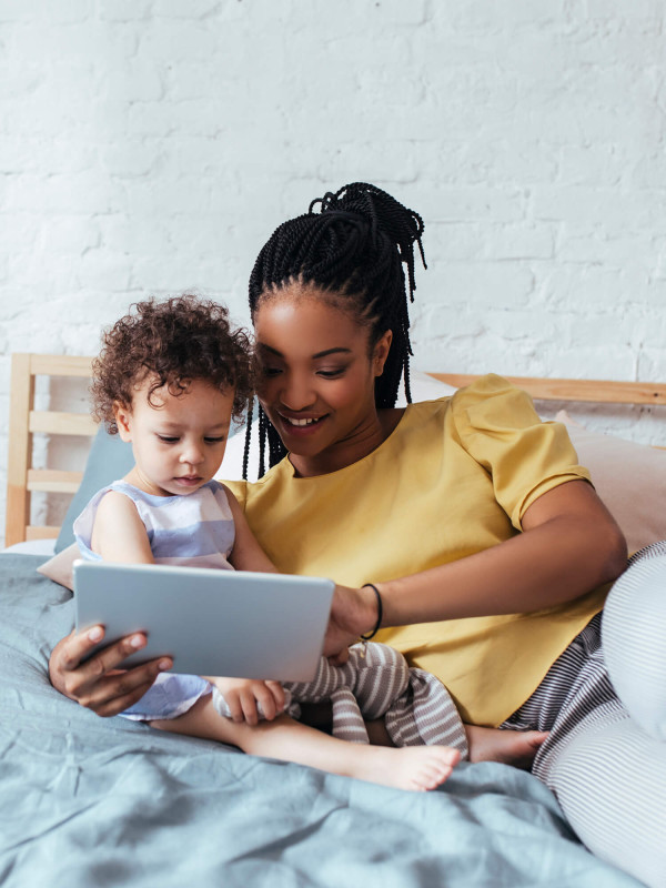 Mutter und Tochter auf der gemeinsamen Suche nach einem geeigneten Kita-Platz