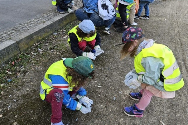 Kita-Kinder säubern die Straßen