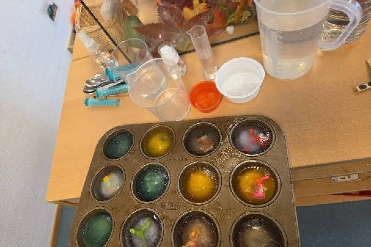 Gefäße und Farbexperimente in der Lernwerkstatt in der Kita Havelpiraten