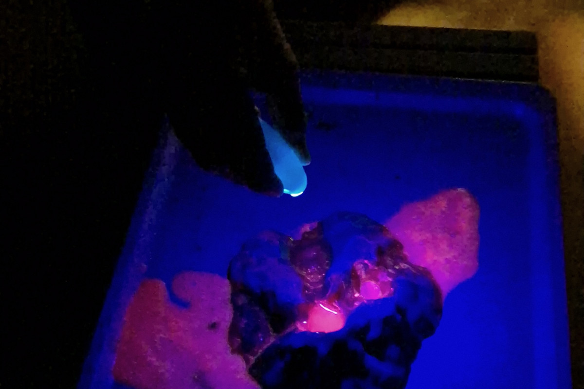 Selbst gebauter Vulkan mit bunter Lava