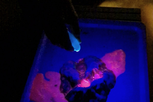 Selbst gebauter Vulkan mit bunter Lava