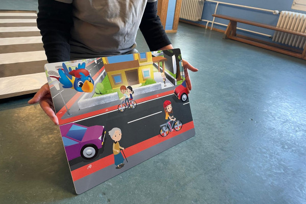 Kitakinder lernen Verkehrssicherheit mit anschaulichen Bildern