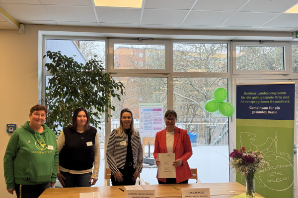 Dokumentübergabe zum Startschuss der Kita Biberburg und des Landesprogramms „LggK“