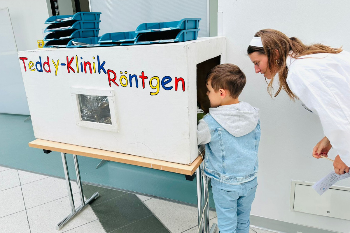 Besuch in der Teddy-Klinik mit Kinder der Kita Havelpiraten, An der Havelspitze