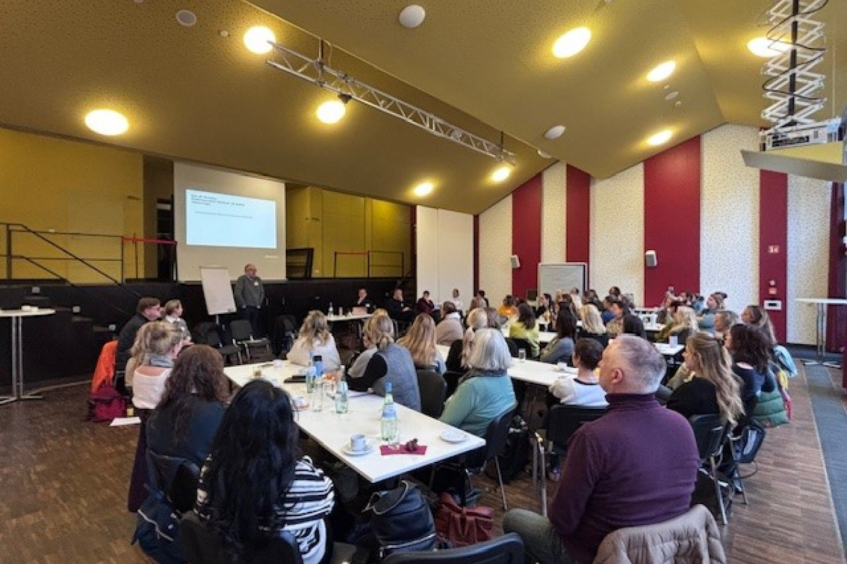 Auftaktveranstaltung zum Transformationsprozess: Mitarbeitende aus Kitas und Geschäftsstelle