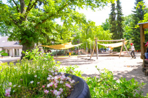 Kita Biberburg Sandspielplatz mit Blumen und Sonnensegel