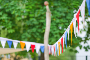 Kita Buddelkiste bunte Girlande hängt am Baum