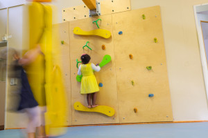 Kita Buddelkiste Kind klettert an Kletterwand