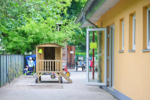 Kita Buddelkiste Aussenanlage mit kleinem Baumhaus