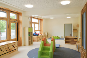 Bewegungsraum mit Spieltreppe in der Kita Cunostraße