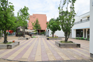 Terrasse mit Bäumen vor der Kita Cunostraße