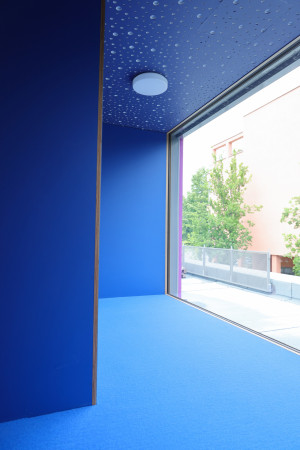 Blaue Wände, bodentiefes Fenster der Kita Cunostraße