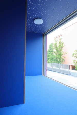 Blaue Wände, bodentiefes Fenster der Kita Cunostraße
