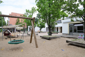 Schaukel auf dem großen Sandspielplatz