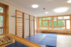Matten und Kletterwand im Sportraum