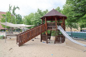 Baumhaus mit Rutsche im großen Sandspielplatz