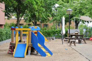 Rutschen im großen Sandspielplatz der Kita Cunostraße