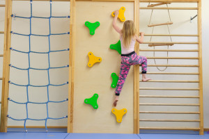 Kita Drachenburg Kind an Kletterwand