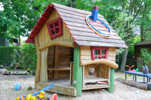 Kita Drachenburg Sandspielplatz mit Spielhaus