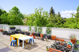 Kita Entdeckerburg Dachterrasse mit Kindertisch und bunten Hockern