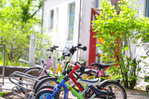 Kita Entdeckerburg Fahrradständer mit Kinderfahrrädern