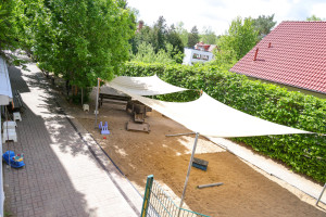 Kita Entdeckerburg Sandspielplatz mit Sonnensegel
