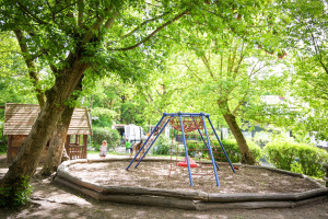 Kita Entdeckerburg Sandspielplatz mit Klettergerüst