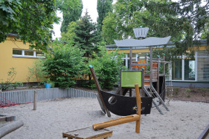Sandspielplatz mit Holzschiff