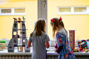 Zwei Mädchen spielen in der Kita Ernststraße