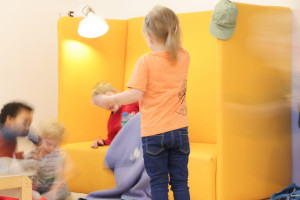 Kinder in der Leseecke Kita Ernststraße