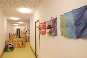 Flur mit Taschen für Kinder in der Kita Ernststraße