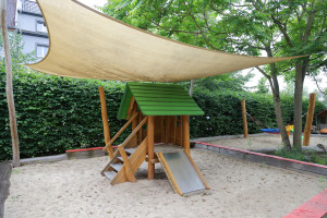 Klettergerüst mit Sonnensegel im Sandkasten