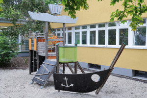 Klettergerüst in Schiffsoptik im Sandkasten der Kita Ernststraße