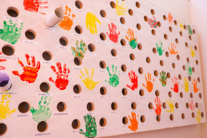 Kinderhände an Wand von Kita Fichtestraße
