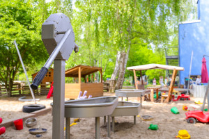 Kita Fichtestraße Sandspielplatz mit Wasseranlage und Spielzeugen