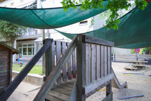 Holzbrücke am Sandspielplatz der Kita Freinet-Haus Entdeckerland