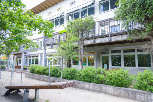 Wippe im freien der Kita Freinet-Haus Entdeckerland